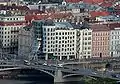 Casa care dansează și podul Jirásek de pe Vltava