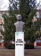 Vasile Moldovan, bust în fața Școlii Generale din Târnăveni care îi poartă numele