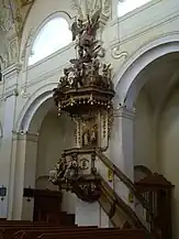 Amvonul baroc, cu statuia Sfântului Mihail pe coronament