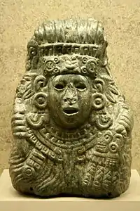 Bust de piatră al lui Quetzalcoatl care datează din aproximativ 1325 - 1521. El poate să fie văzut la British Museum din Londra, în Anglia