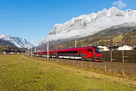 Tren Railjet al ÖBB lângă Pfarrwerfen,pe calea ferată Salzburg-Tirol.
