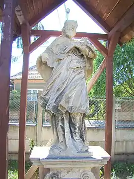 Statuia Sfântului Ioan Nepomuk aflată în curtea bisericii romano-catolice din Bărăbanț (jud. Alba)