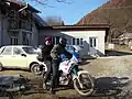 Singurul mijloc de transport motorizat care poate parcurge o parte din drumul spre biserică este o motocicletă de teren