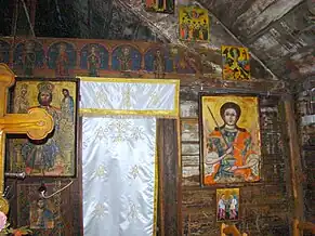 Intrarea în absida altarului