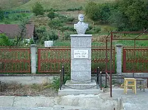 Bustul poetului Aron Cotruș