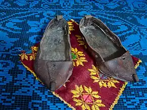 Opinci din piele de porc