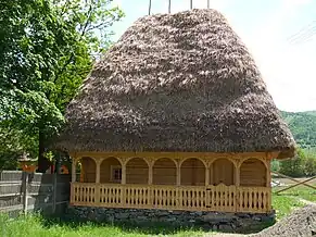 Casă tradiţională, vedere din faţă