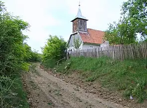 Biserica, la marginea drumului