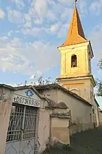 Intrarea în cimitir şi clopotniţa