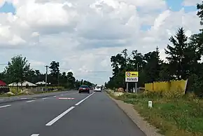 Intrarea dinspre sud în Hârlești pe DN2