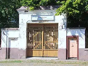 Intrarea în curtea conacului