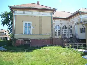 Fost conac, monument istoric, în prezent azil pentru persoane vârstnice