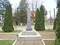 Monumentul din centrul localităţii