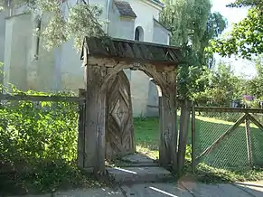 Poarta de lemn a bisericii