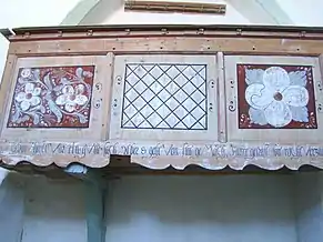 Casete de lemn pictat la parapetul tribunei