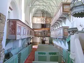 Interiorul bisericii spre emporele de vest