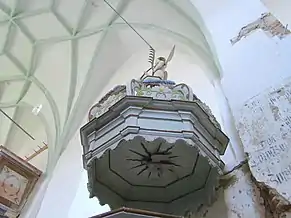 Coronamentul amvonului