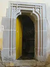 Ancadramentul din piatră al intrării în sacristie