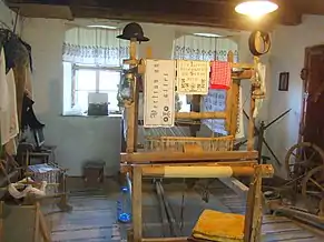 Exponate din muzeul amenajat într-o încăpere anexă