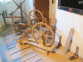 Exponate din muzeul amenajat într-o încăpere anexă