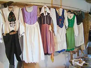 Exponate din muzeul amenajat într-o încăpere anexă