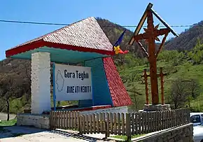 Intrarea în comuna Gura Teghii, pe valea Bâscăi Roziliei