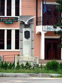 Monumentul Primului Război Mondial din fața primăriei Merei