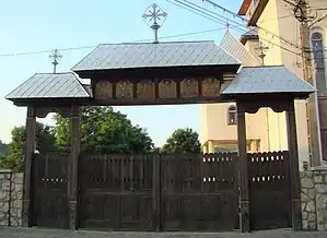 Poarta de lemn a bisericii