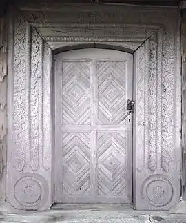 Portalul bisericii de lemn din satul Bălceşti