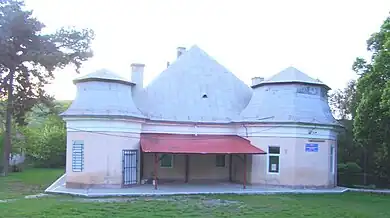 Școala (fosta reședință a grofului maghiar)