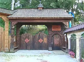 Poarta de lemn a bisericii Sfântul Nicolae