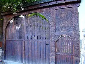 Poarta de lemn a bisericii reformate