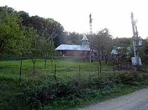 Biserica din lemn de brad cu hramul „Sfinții Apostoli Petru și Pavel”