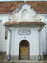 Anul 2000 e când s-a renovat ultima dată. Inscripția latinească e din Psalmul 5, ver. 8.