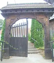 Poarta de lemn a bisericii