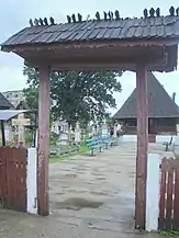 Poarta de acces în curtea bisericii