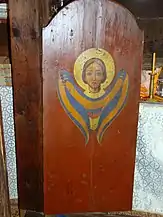 Una din intrările în altar