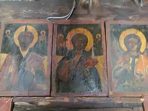 Icoane în pronaosul bisericii