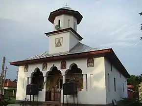 Biserica „Cuvioasa Paraschiva” (construită pe locul celei vechi de lemn care încă figurează pe lista monumentelor istorice)