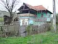 Una dintre puţinele gospodării încă rămase în picioare; terenurile şi gospodăriile sătenilor au fost expropriate, datorită extinderii exploatărilor carbonifere