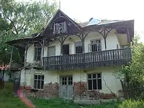 Clădirea în paragină a fostei Bănci Populare