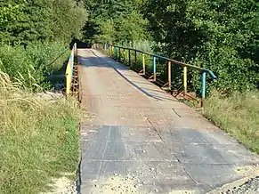 Singura cale de acces auto: podul improvizat peste râul Amaradia (numai pentru maşini mici)