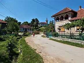 Imagine din sat (în fundal biserica ortodoxă)