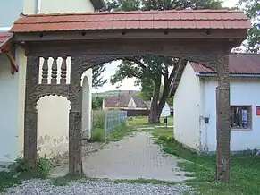 Poarta de lemn a școlii