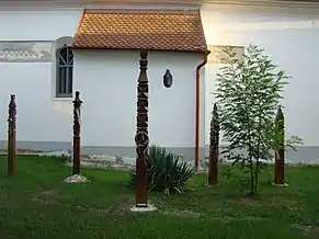 Biserica unitariană din Corund (stâlpi funerari în curtea bisericii)