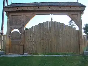 Poarta de lemn a bisericii romano-catolice