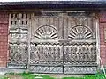 Poartă veche de lemn ornamentată