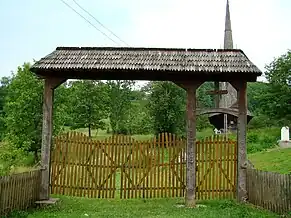 Poarta de lemn a bisericii