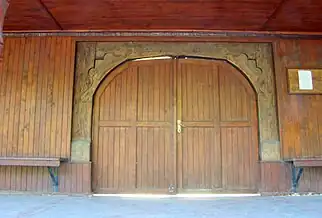 Poarta de lemn a bisericii reformate