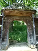 Poarta de lemn a bisericii reformate